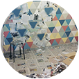 proceso de pintado de la pared pintada con triángulos multicolores del vertedero esta lleno de Picassos